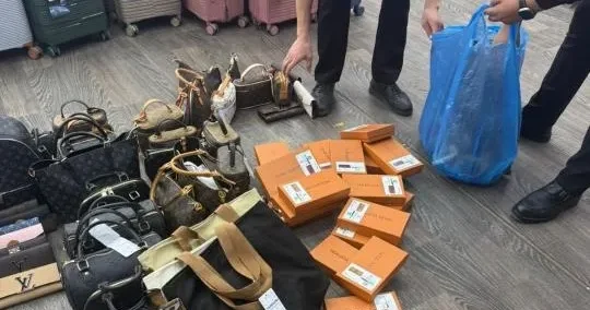 Алматыда танымал бренд атауындағы жалған өнімдер тәркіленді