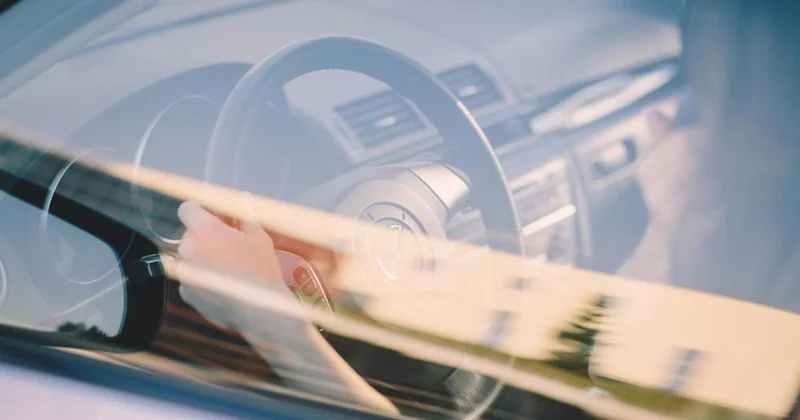 Девушка водитель заявила, что ее ослепило солнце, но это не спасло ее от штрафа в Павлодаре