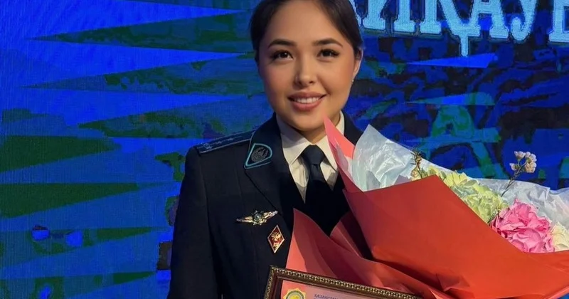 Қоғамдық көлікке мінгенде іс әрекеті күдік тудырған адамның жанында тұрамын криминалист