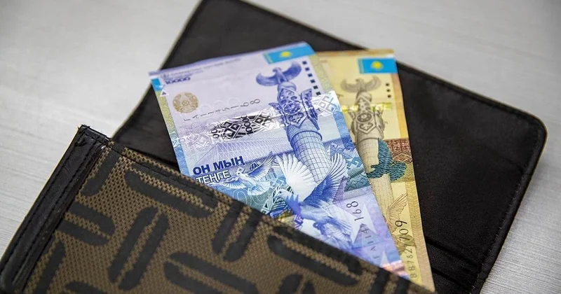 Женщина расплачивалась сувенирными купюрами в Актобе