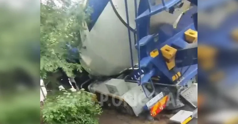 Бетономешалка оказалась в траншее в Алматы (видео)