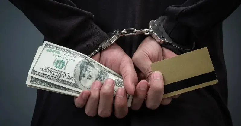 Шымкентте кәсіпкерден 25 млн теңге алған жалған тексеруші ұсталды