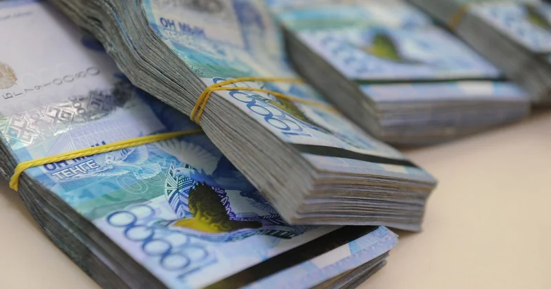 Жителя Астаны убедили снять со счета больше 20 млн тенге и передать их службе доставки