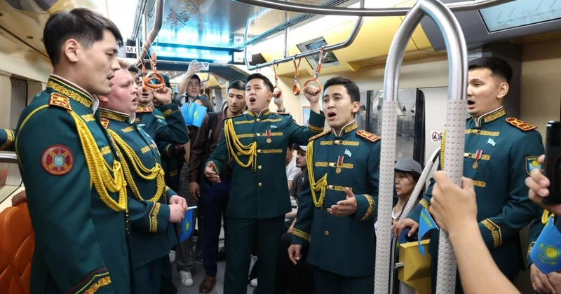 Гвардейцы исполнили гимн Казахстана для пассажиров LRT (ВИДЕО)
