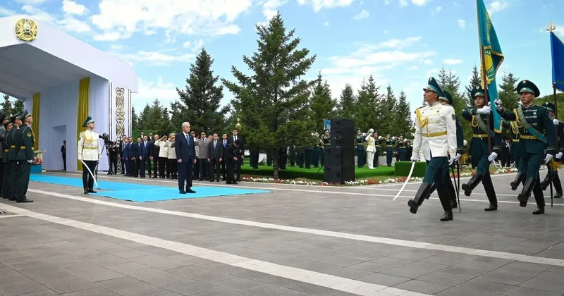 Президент Мемлекеттік ту көтеру рәсіміне қатысты