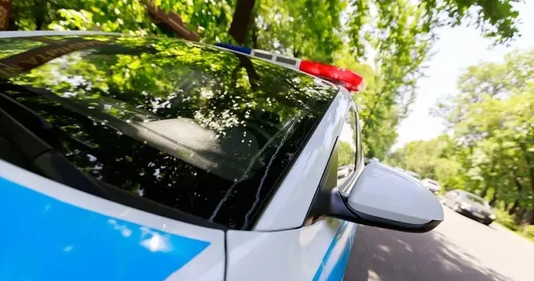 Алматыда Kia көлігі салынып жатқан жолайырықтың тірегіне соғылып, аударылып қалды