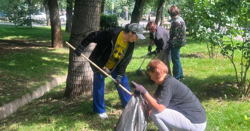 Свыше 2 тысяч алматинцев вышли на городской субботник