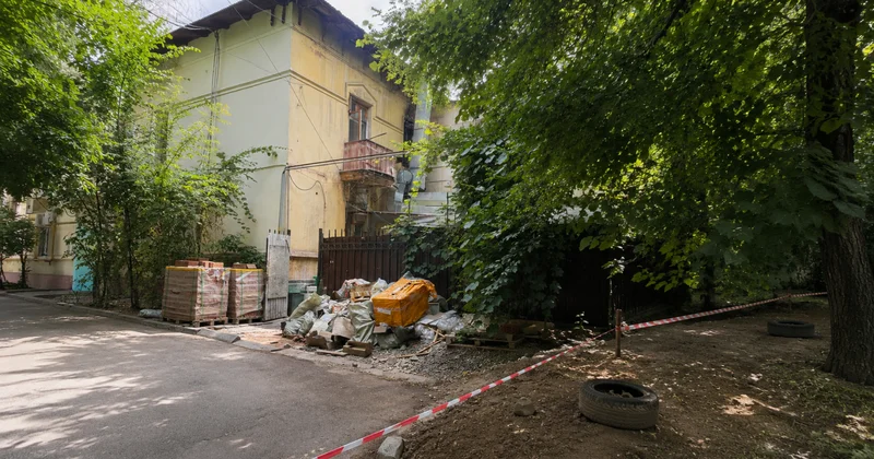 Траншеи вместо двора: почему жители центра Алматы выступили против реконструкции гостиницы