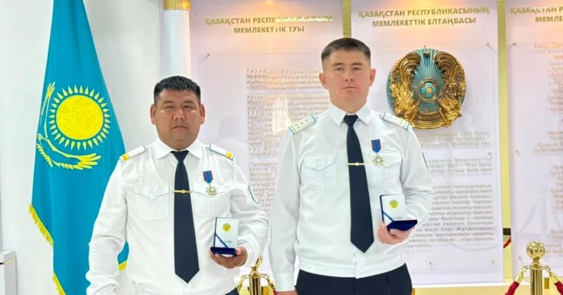 Полицейских наградили за задержание разбойника с ножом в Уральске