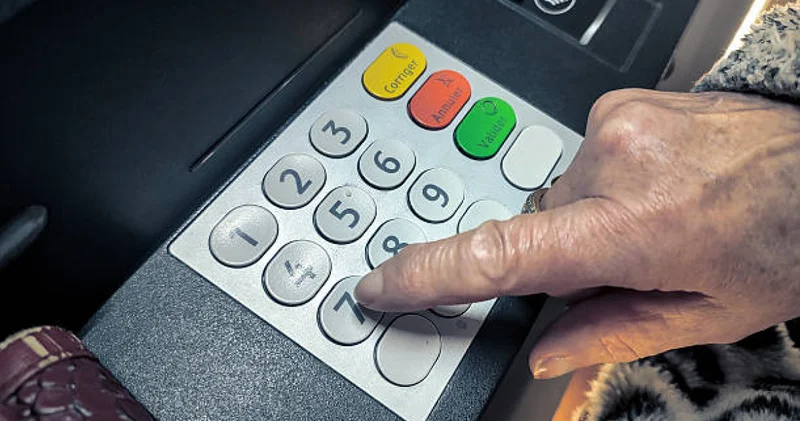 Қарғыс тиеді деп сендірген алаяқтар зейнеткердің байлығын иемденген