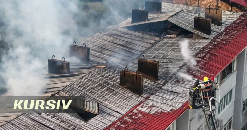 120 человек эвакуировали из за горящей крыши дома в Конаеве