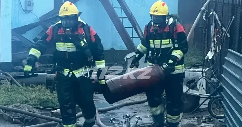 Теміртауда құтқарушылар өртеніп жатқан ғимарттан газ баллонын алып шықты