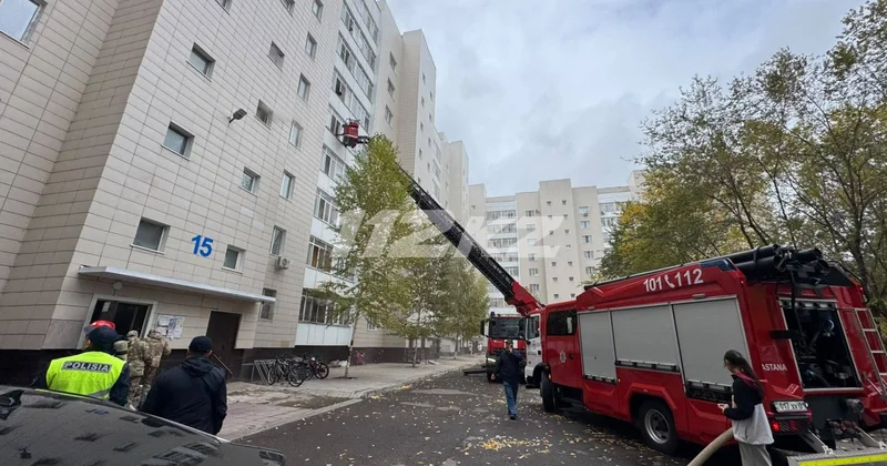 Астанада Сауран көшесіндегі көпқабатты үйдің тұрғындары эвакуацияланып жатыр