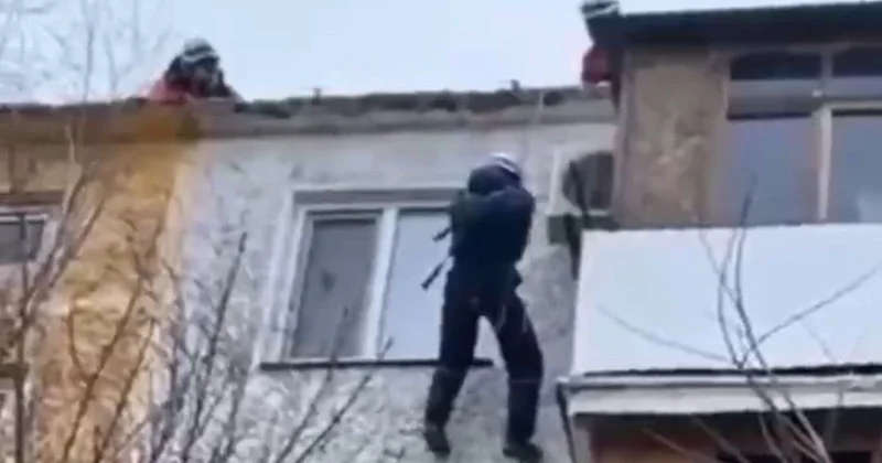 Мужчина не открыл дверь дочери в Жезказгане и увидел незнакомцев на балконе