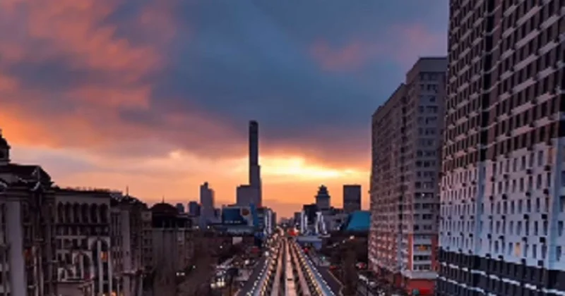 Красивые виды на вечерний город глазами пассажиров LRT сняли на видео в Астане