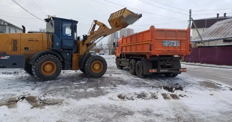 Первый снег выпал в Астане, улицы очищают 2500 рабочих