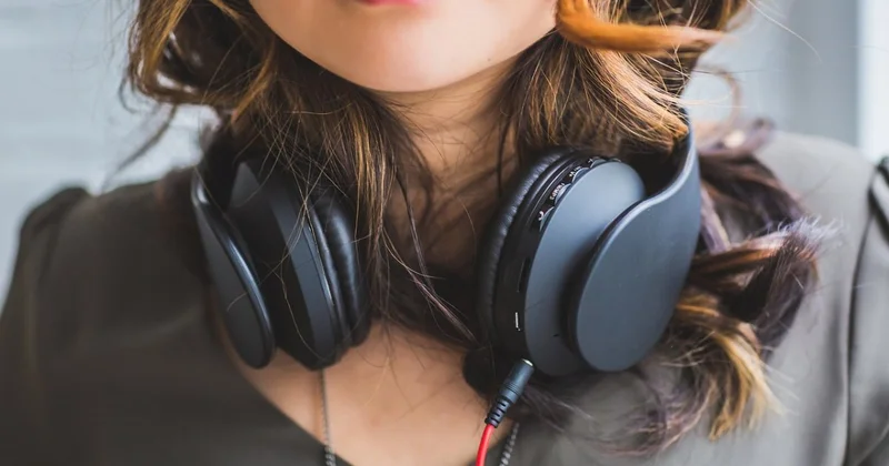 Использование одного наушника может привести к потере слуха