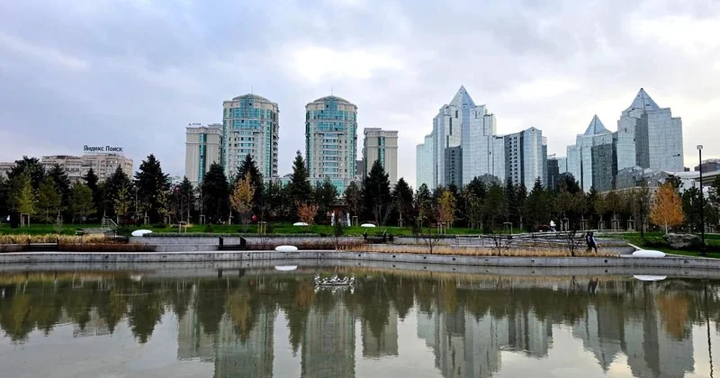 Как выглядит сквер на месте сожженной в Кантар резиденции президента в Алматы (фото)