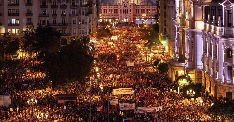 Лидер Валенсии ушел в отставку на фоне резкой критики его действий во время наводнения, унесшего жизни 229 человек