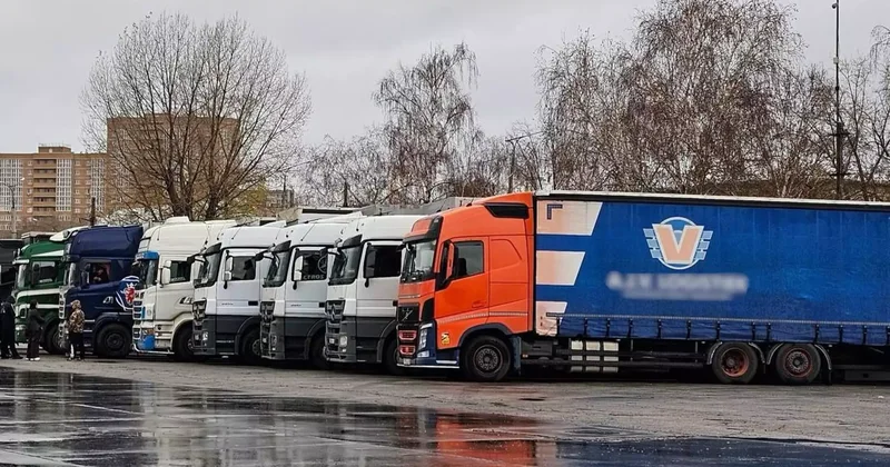 Қазақстаннан аттанған 400 ге жуық жүк көлігі Ресей шекарасынан жеңілдетілген рәсіммен өтті