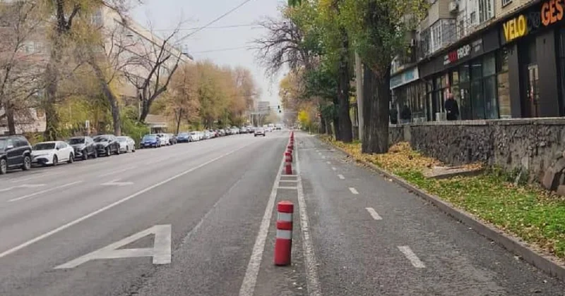 В Алматы убирают ограждения велодорожек