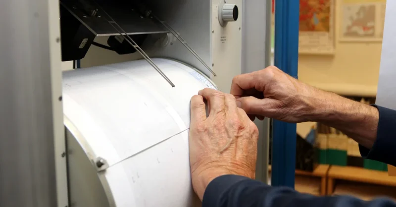 Алматыдағы жер сілкінісі: Полицейлер мен өрт сөндірушілер аумақтарды аралап жүр