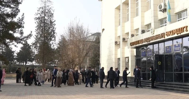 Түркістан облысында үш айдан бері жалақы алмаған мұғалімдер әкімдікке шағымданды