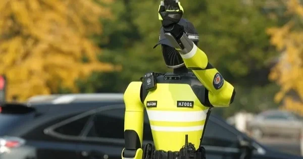 Қытайда Робокоп қызметке кірісті