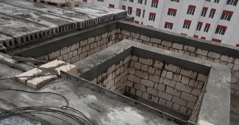 Упал в открытую шахту : рабочий погиб на стройке в Мангистау