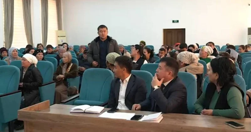 Үш ай жалақы алмаған мұғалімдер наразылыққа шықты