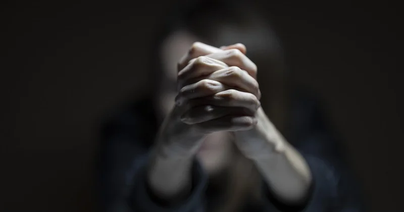 Девушку раздели догола, пытали и резали ножом в России