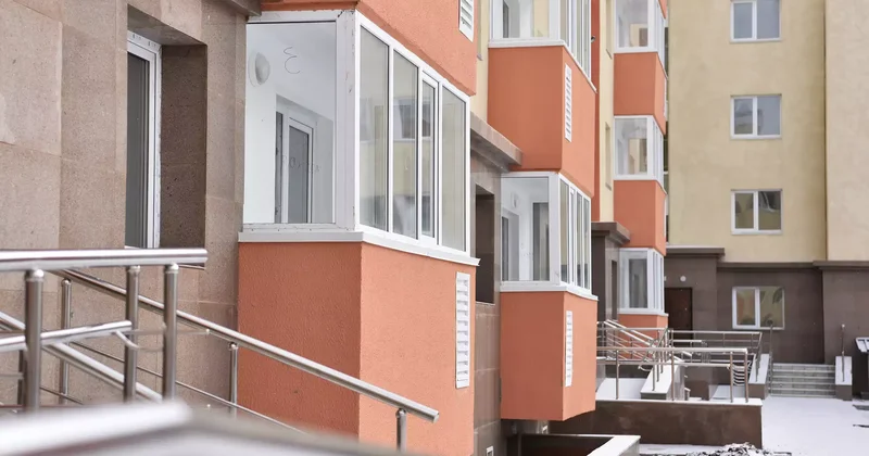 Астанада көпқабатты үйдің кірпіштерді құлап жатыр: әкімдік не дейді