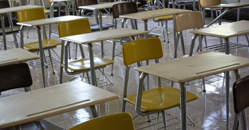 Некоторые школы в Атырауской области становятся трёхсменными не из за дефицита зданий. Причину назвал аким