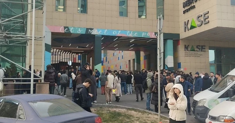 Алматинцы массово эвакуируются из помещений после землетрясения (фото)