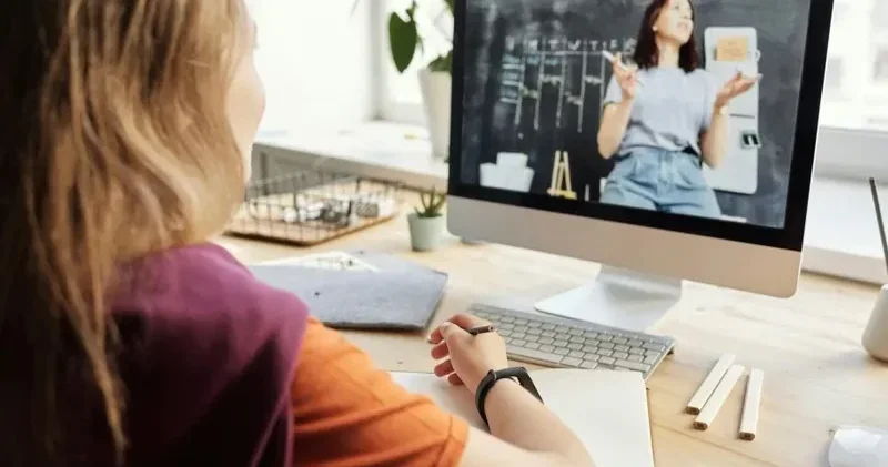 16 жасқа дейінгі балаларға онлайн платформаларда тіркелуге тыйым салатын заң жобасы әзірленді