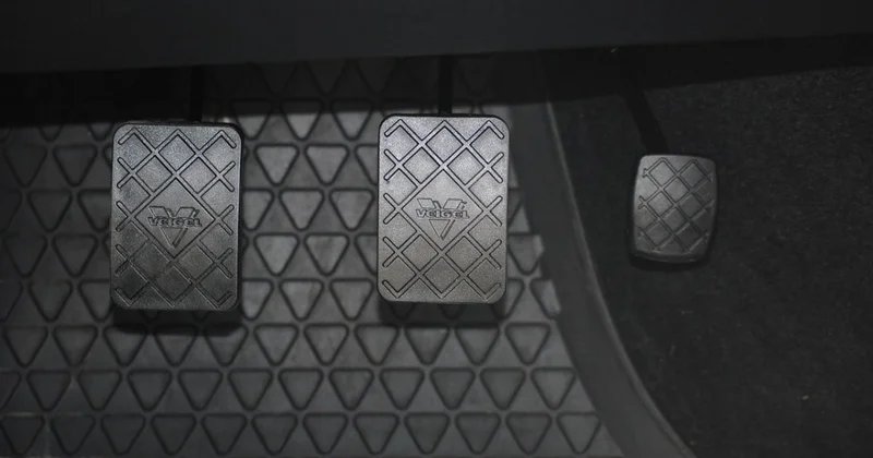 Водитель перепутал педали и снес автобусную остановку в Астане (ВИДЕО)