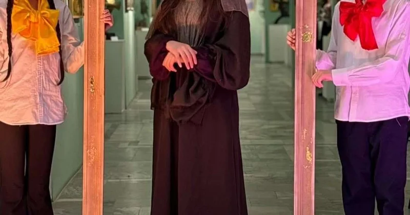 Гостей встречали Ван Гог и Дали