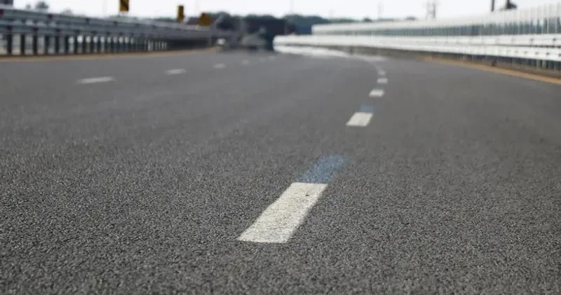 Қостанайда көлігімен үйілген тасқа соғылып, омыртқасын сындырған ер адамға 11 млн теңге төленетін болды