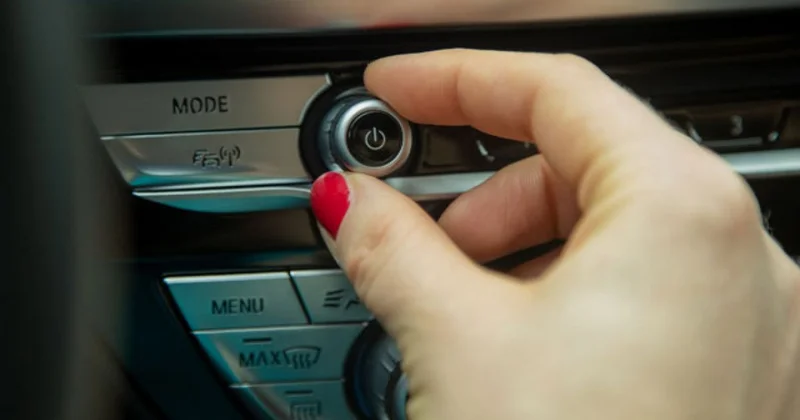 Ғалымдар көлік жүргізіп келе жатып музыка тыңдау қауіпті екенін ескертті