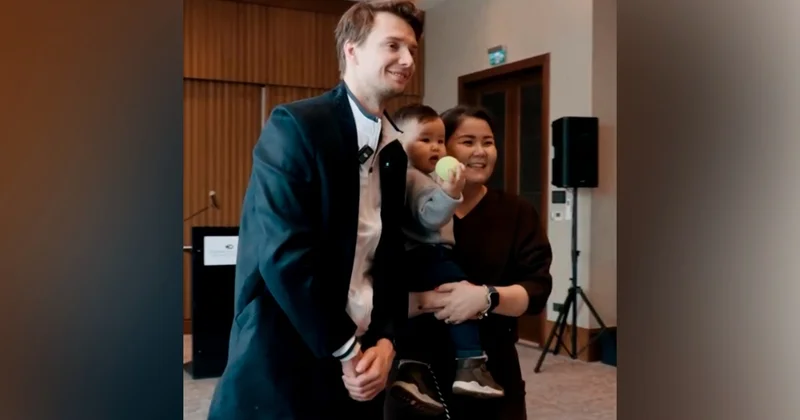 Александр Бублик тұсауын кескен балақай теннис добын таңдады