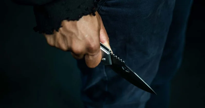 Разъяренный мужчина с ножом напал на судебного исполнителя в Костанайской области