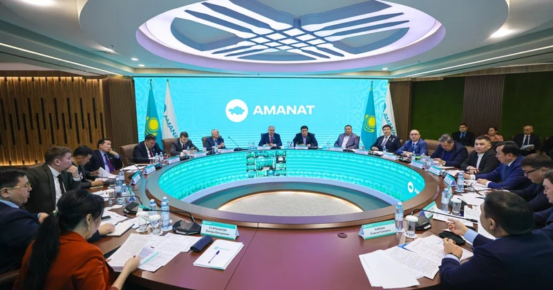 Фуры, взятки и тысячи ДТП: жесткий разговор о дорогах на площадке AMANAT