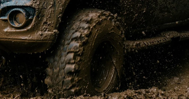 Казахстанца оштрафовали за то, что он обрызгал грязью женщину