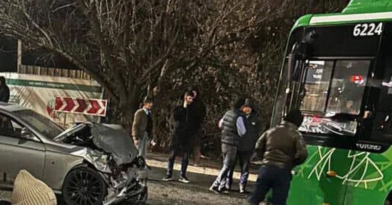 Легковушка въехала в автобус в Алматы (видео)