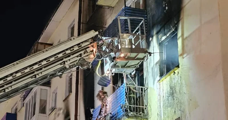 В Усть Каменогорске больше восьми часов тушили пожар в доверху забитой мусором квартире