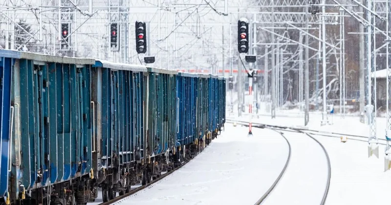 Поезд с мазутом столкнулся с локомотивом на юге Казахстана
