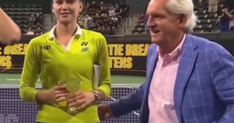 Рыбакина попала в неловкую ситуацию в США (ВИДЕО)