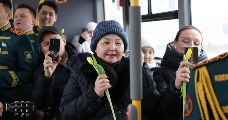 Ұлттық ұланның Ерлер хоры елордалық аруларға мерекелік көңіл күй сыйлады