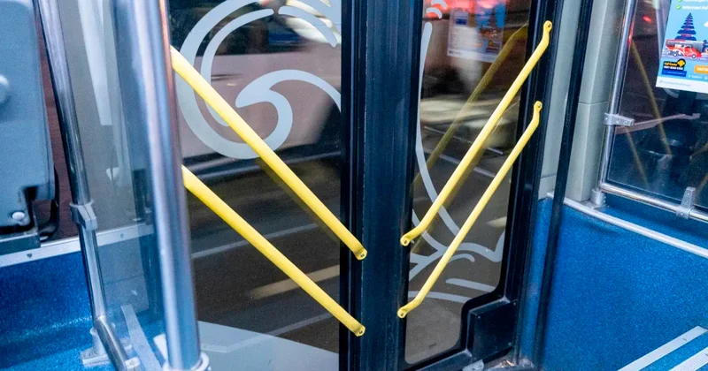 Девочка сломала руку при выходе из автобуса в Кокшетау