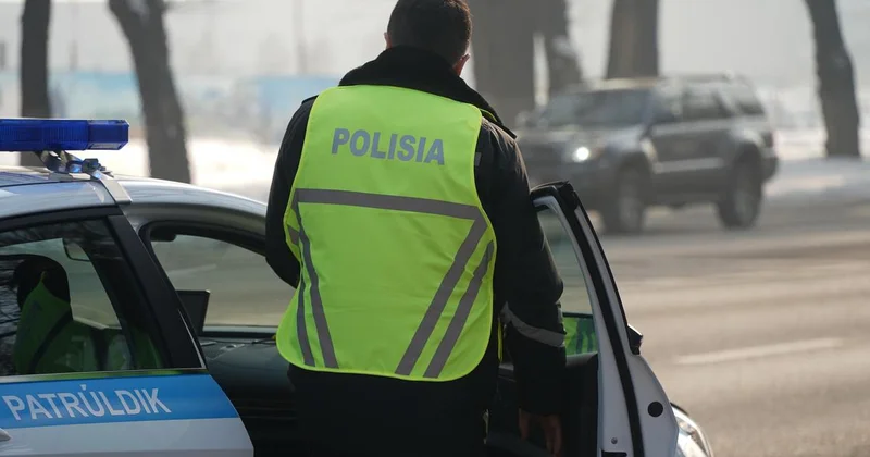 Закрывал камеру рукой и спрашивал о доходах : алматинка обвинила полицейских в нарушениях